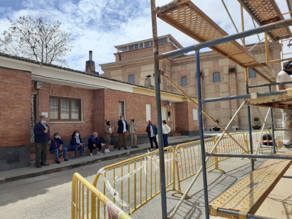 Realizando la cata y observando la creación del mural Realizando la cata y observando la creación del mural