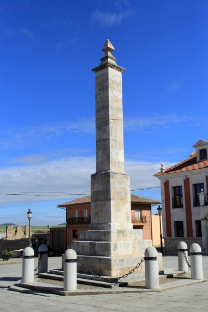 Monolito en la Plaza de Villalar de los Comuneros