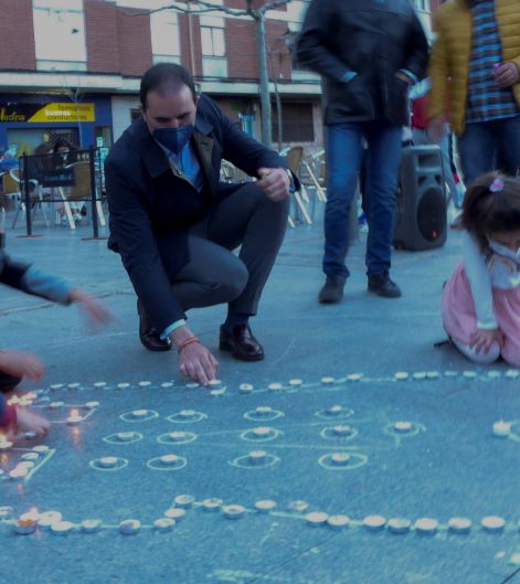 Alcalde encendiendo una vela Alcalde encendiendo una vela